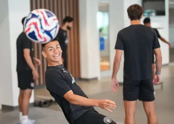 里昂保级成功为曼城天才转会铺路 埃切维里或登陆法甲